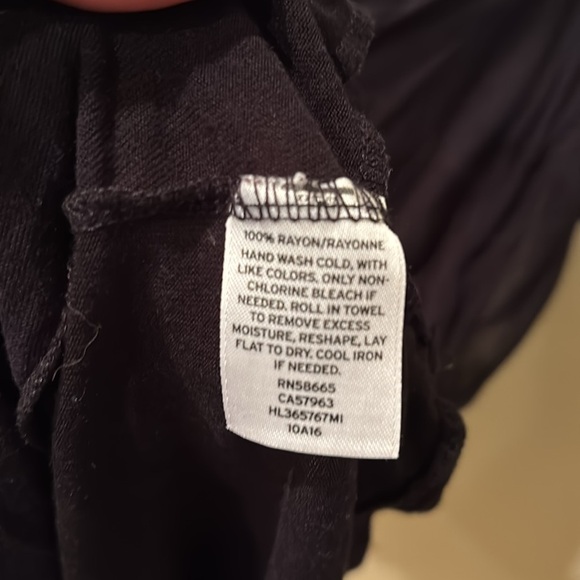 Hinge woman's cute black tee shirt with a knot at the bottom of it - Picture 10 of 11